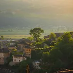 לינה וארוחת בוקר Mele Gjirokastër