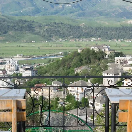 Mele לינה וארוחת בוקר Gjirokastër