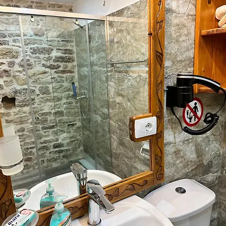 לינה וארוחת בוקר Mele 3*