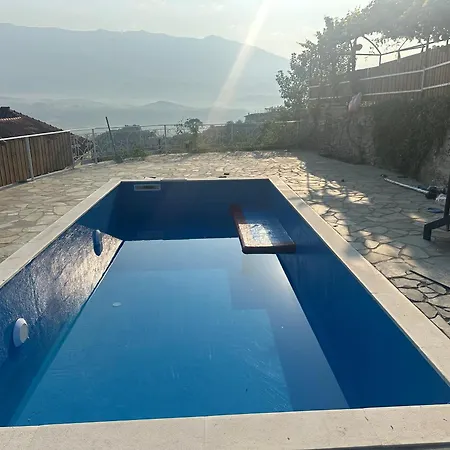Mele Oda ve Kahvaltı Gjirokastër