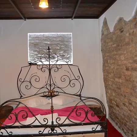 לינה וארוחת בוקר Mele 3*