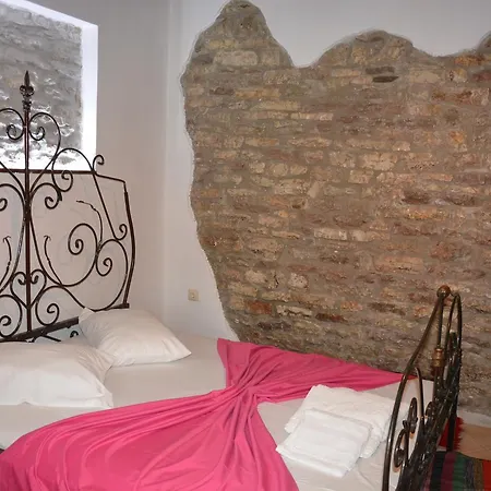 לינה וארוחת בוקר Mele 3*