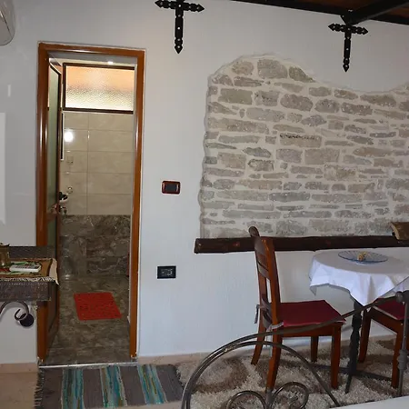 לינה וארוחת בוקר Mele 3*