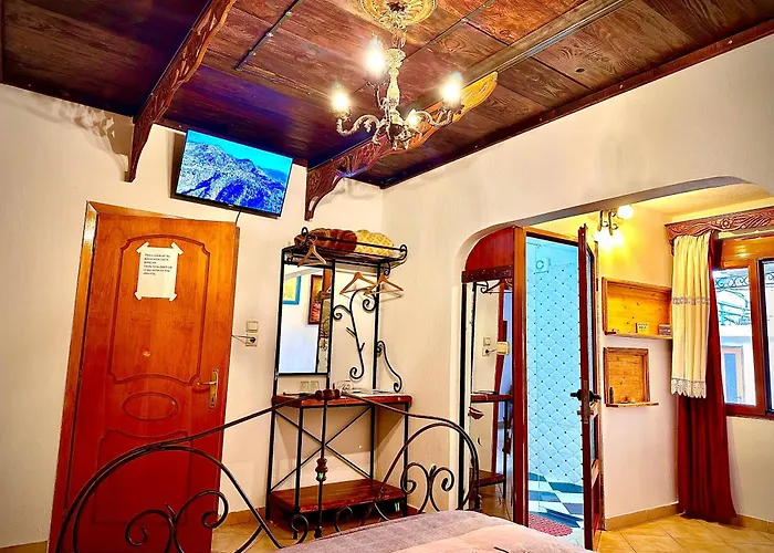 Couette-café Mele 3*